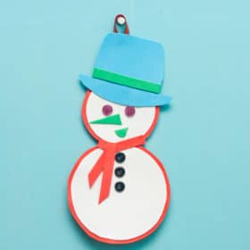 Create this cute and simple snowman craft! Get the method at Made in a Pinch. For more fabulous tips and easy recipes, follow us on Pinterest!