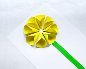 Folded paper sunflower craft process