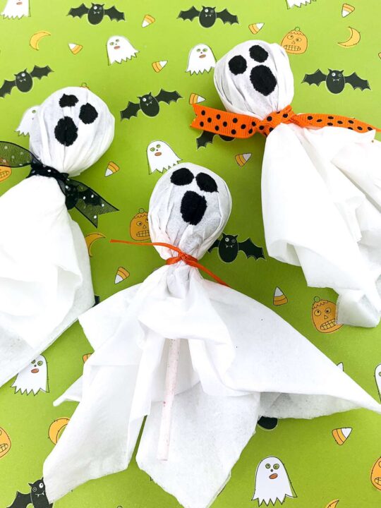 DIY Easy Halloween Ghost Suckers (Ghost Lollipops) - Made In A Pinch