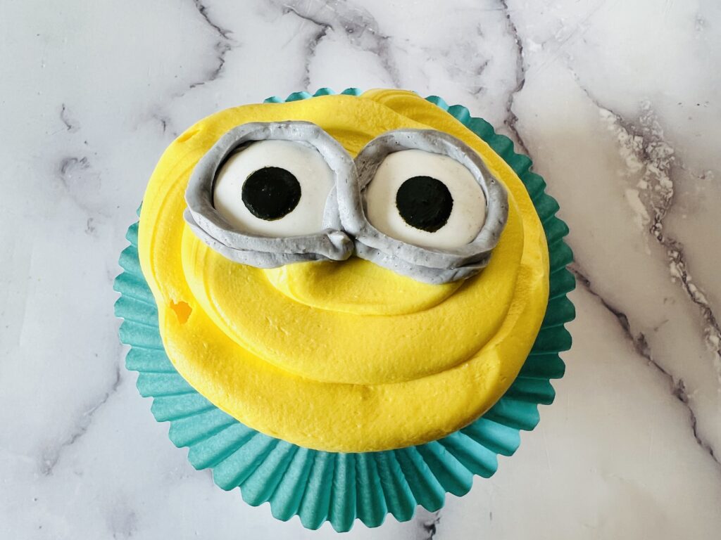 minion eyes on cupcake